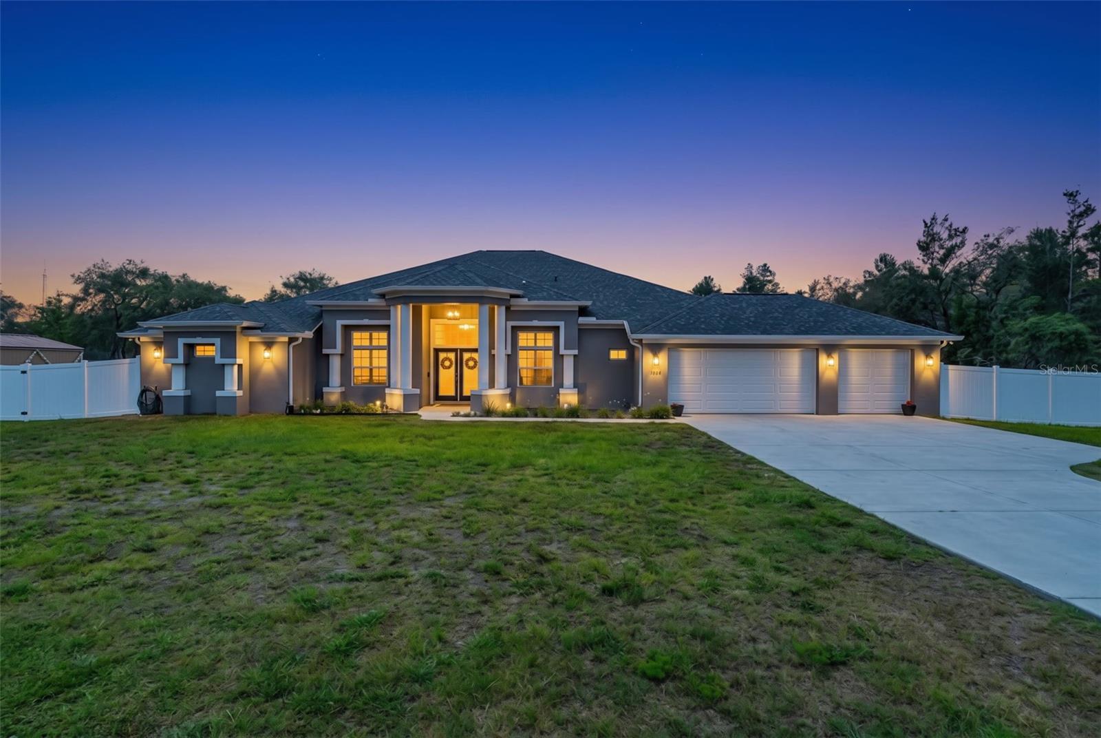 Single Family Residence in WEEKI WACHEE, FL - Daniel Dourado
