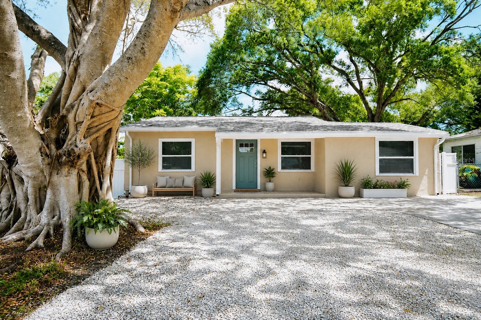 Single Family Residence in LARGO, FL - Daniel Dourado