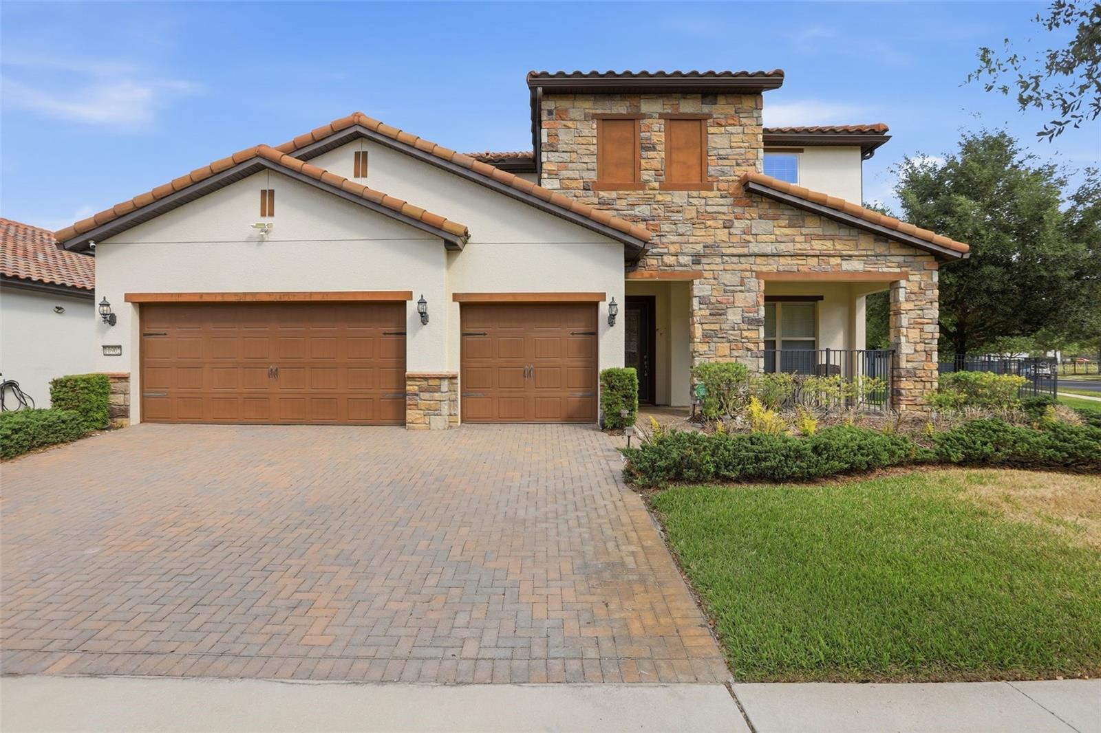 Single Family Residence in ORLANDO, FL - Daniel Dourado