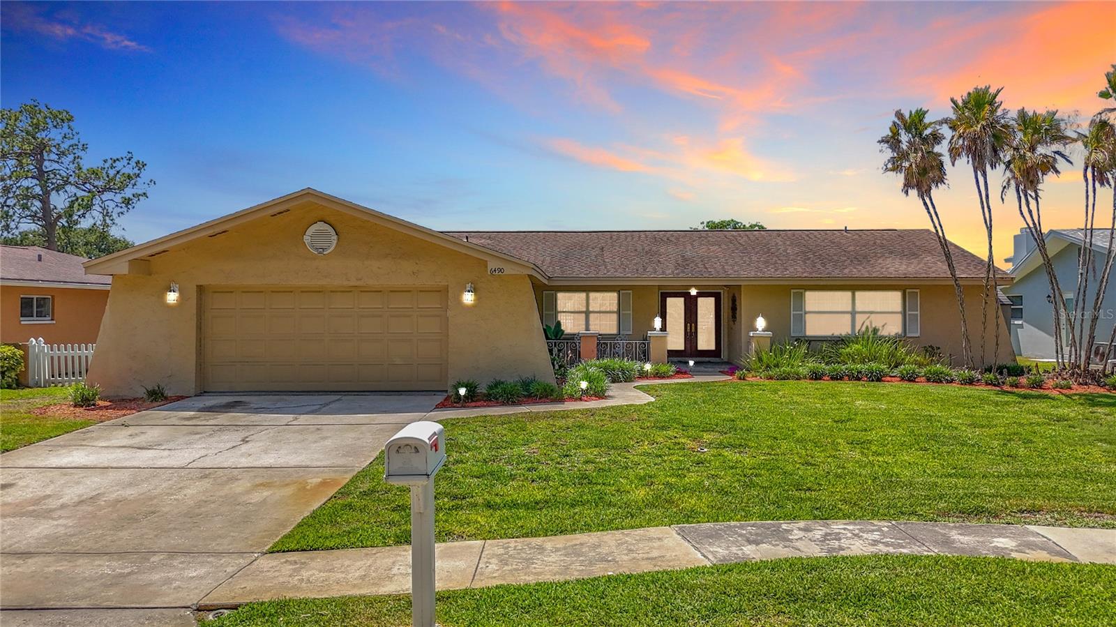 Single Family Residence in SEMINOLE, FL - Daniel Dourado