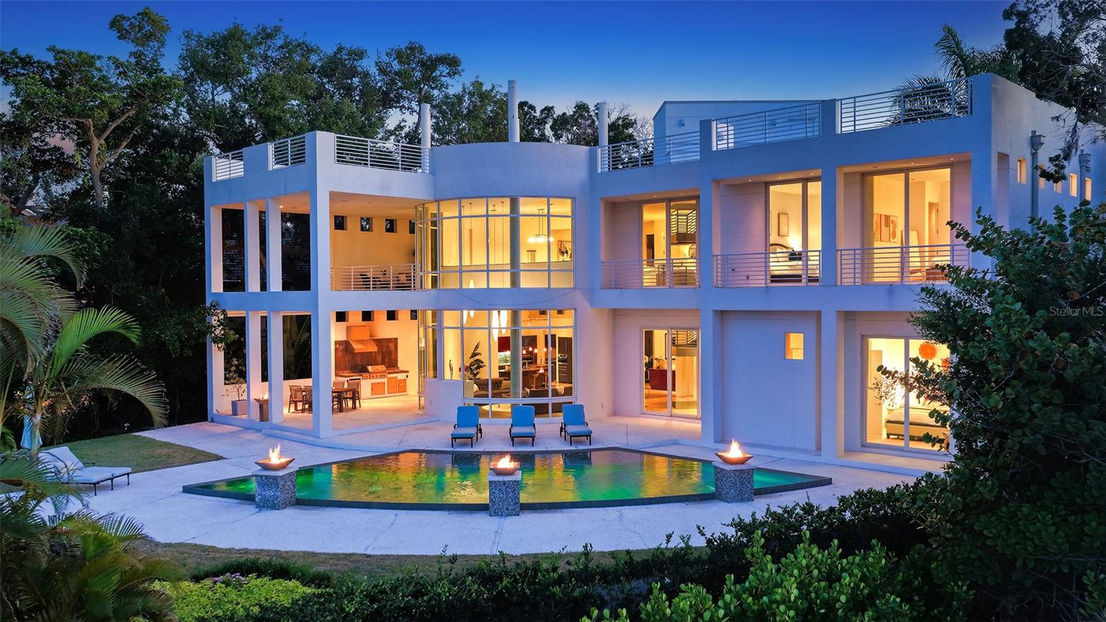 Single Family Residence in SARASOTA, FL - Daniel Dourado