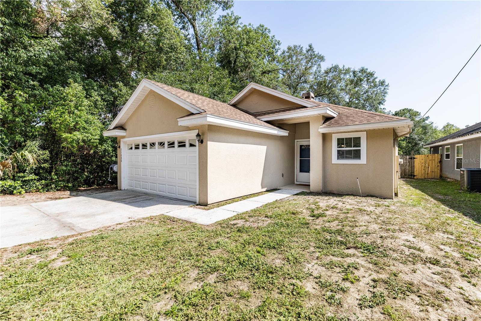 Single Family Residence em SORRENTO, FL - Daniel Dourado