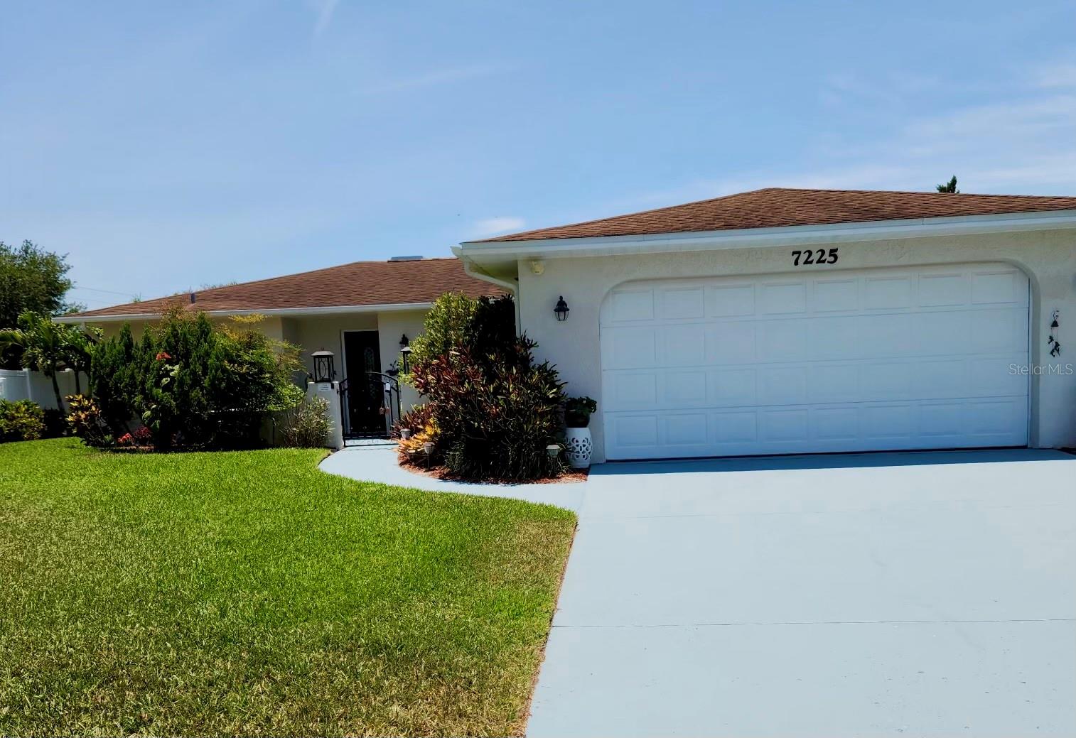 Single Family Residence in BRADENTON, FL - Daniel Dourado