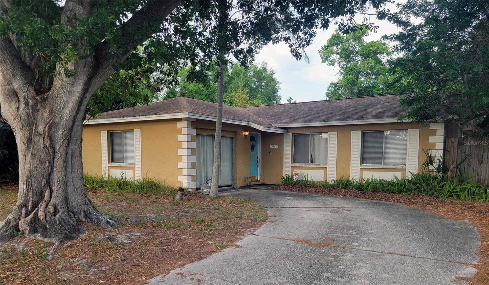Single Family Residence in SEMINOLE, FL - Daniel Dourado
