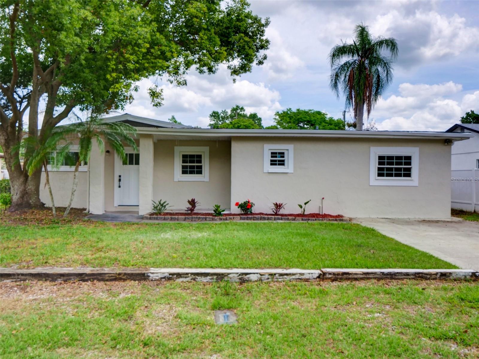 Single Family Residence in ORLANDO, FL - Daniel Dourado