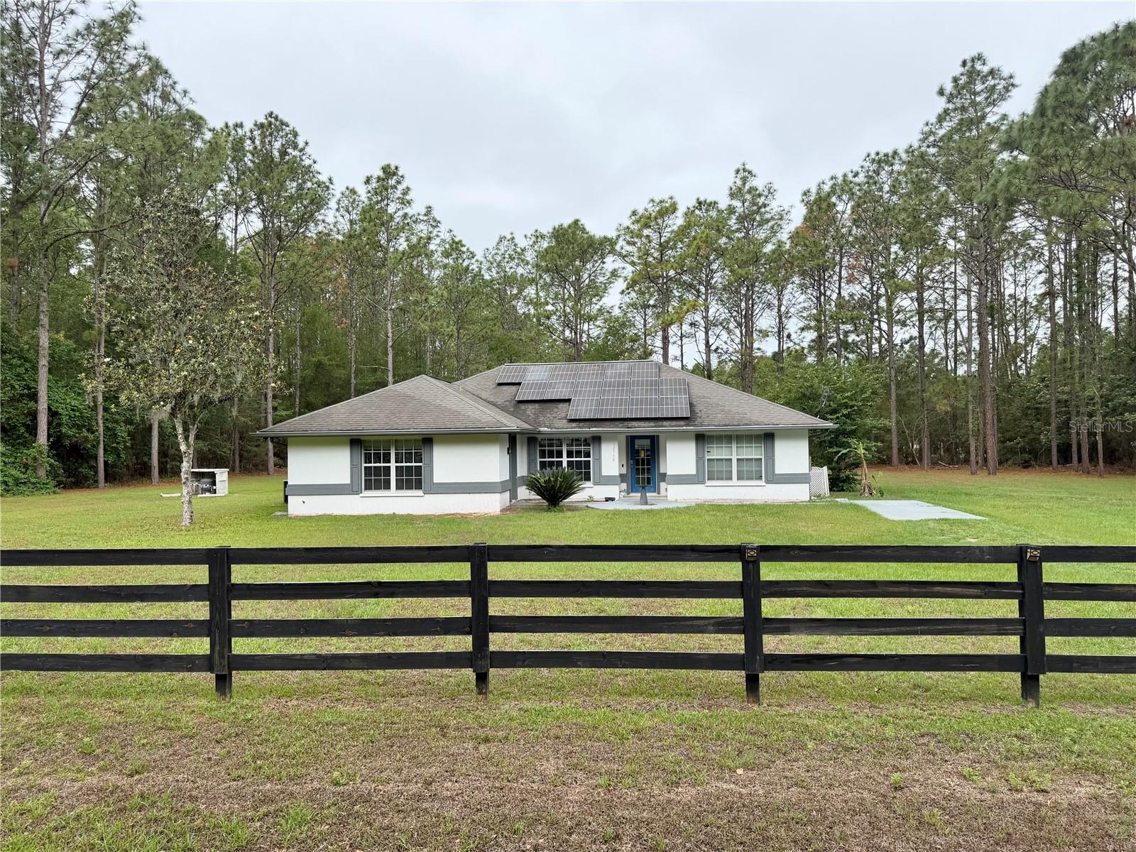 Single Family Residence in ALACHUA, FL - Daniel Dourado