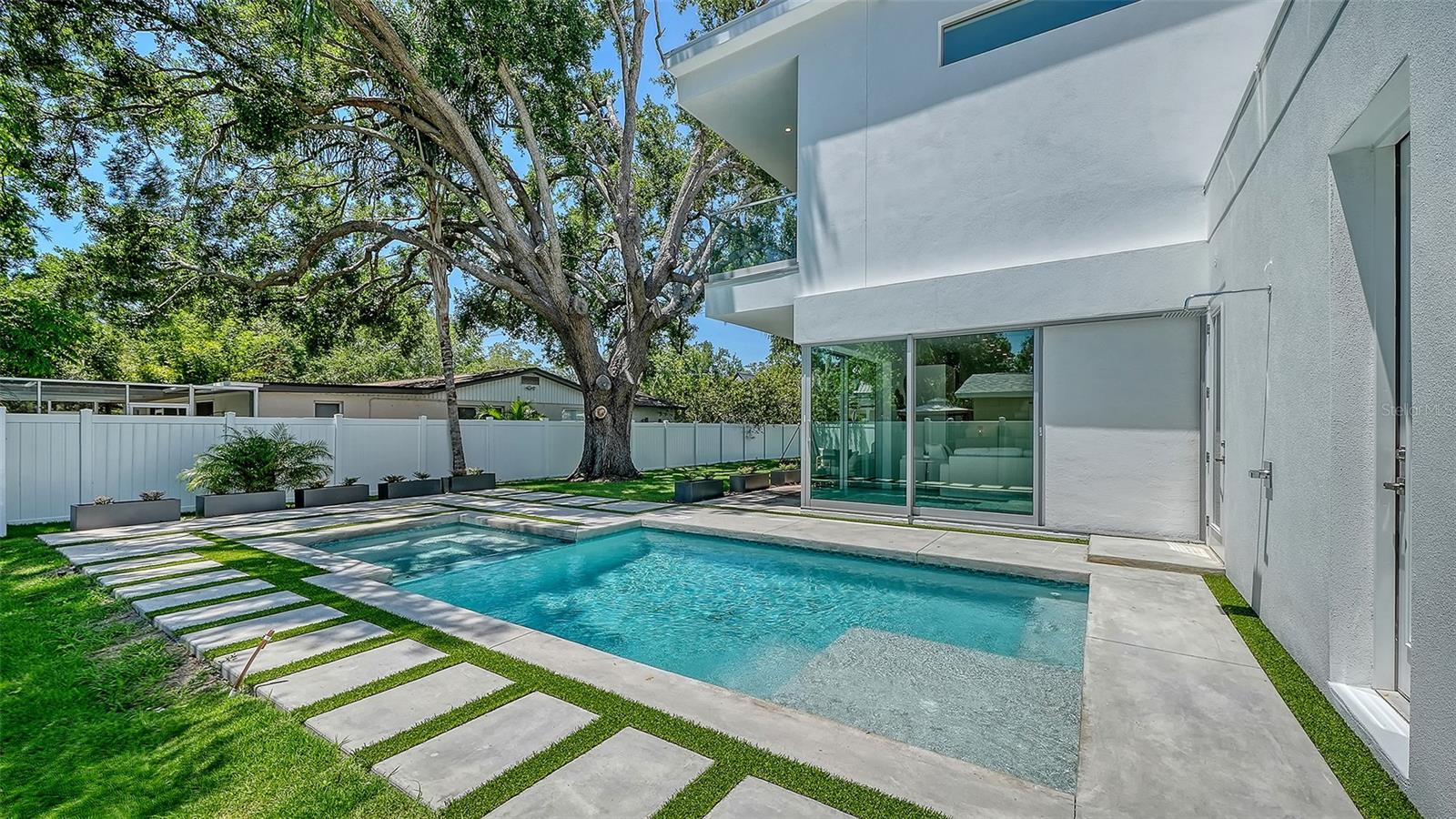 Single Family Residence in SARASOTA, FL - Daniel Dourado
