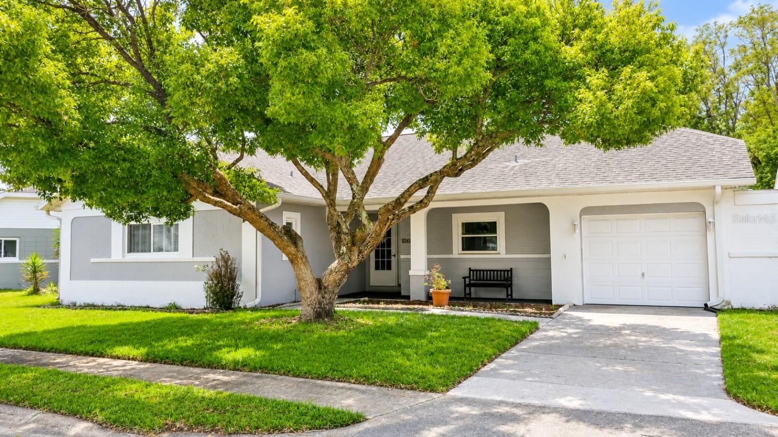 Single Family Residence in ORLANDO, FL - Daniel Dourado
