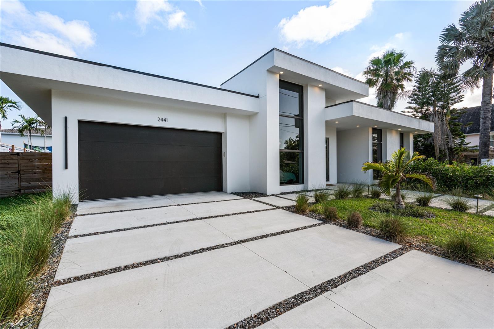 Single Family Residence in SARASOTA, FL - Daniel Dourado