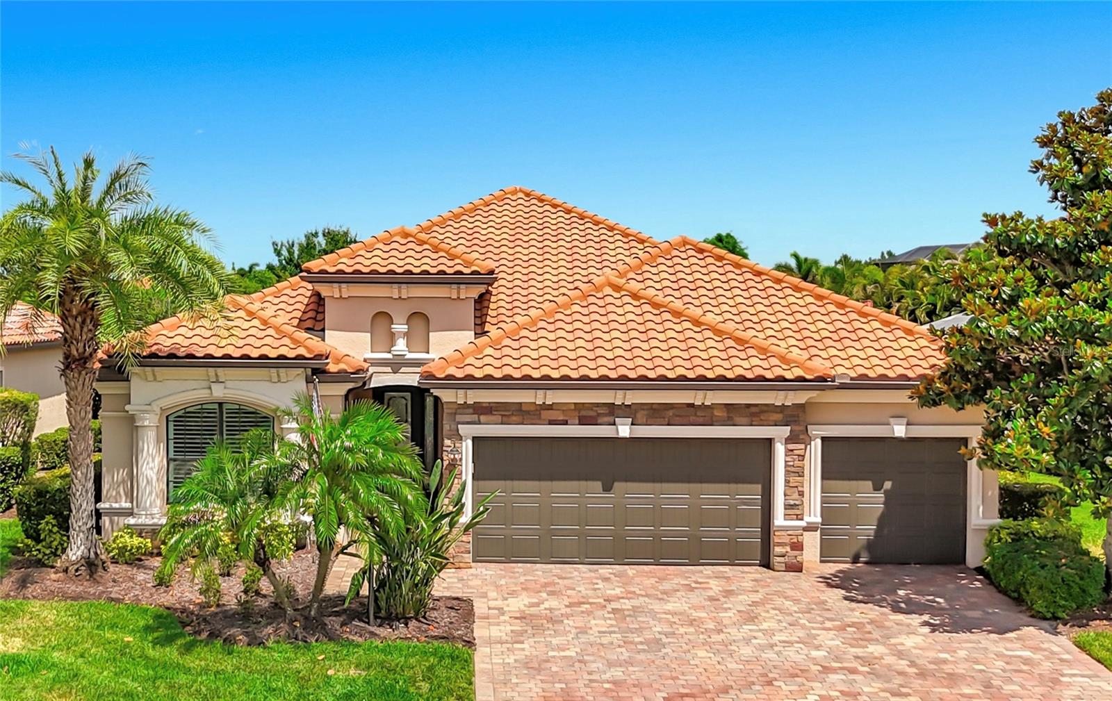 Single Family Residence in BRADENTON, FL - Daniel Dourado