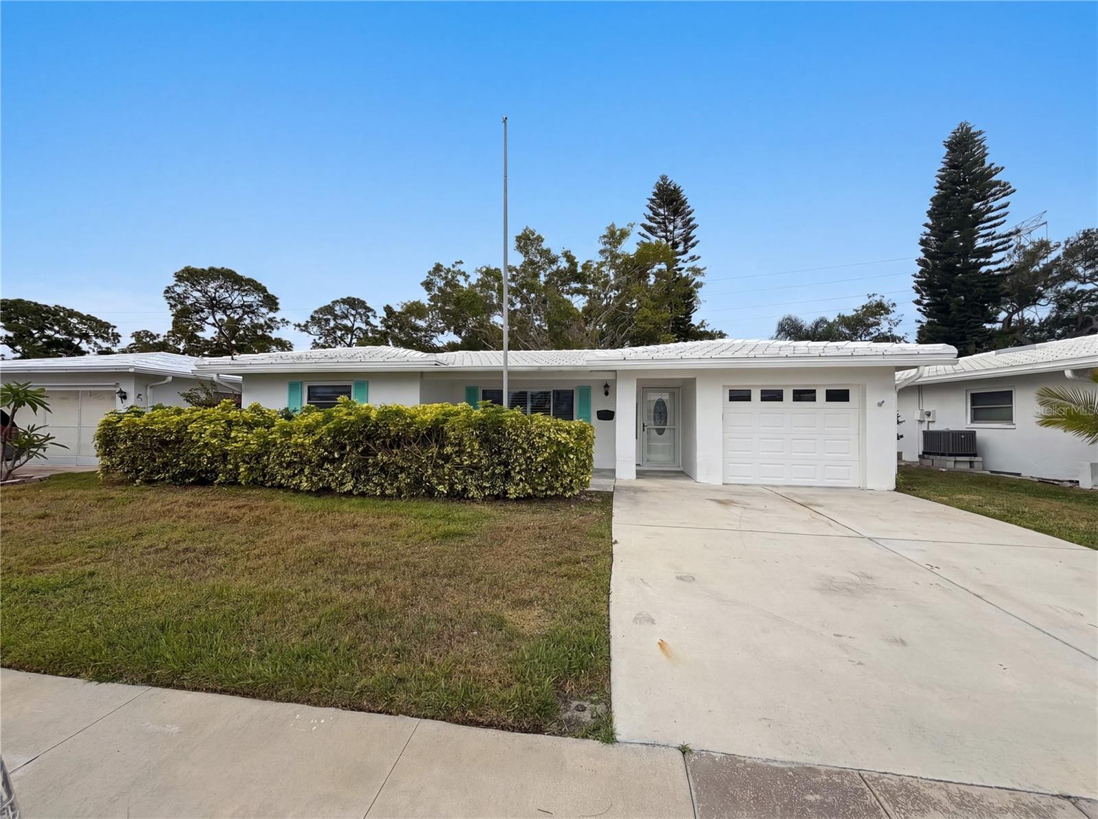 Single Family Residence in PINELLAS PARK, FL - Daniel Dourado