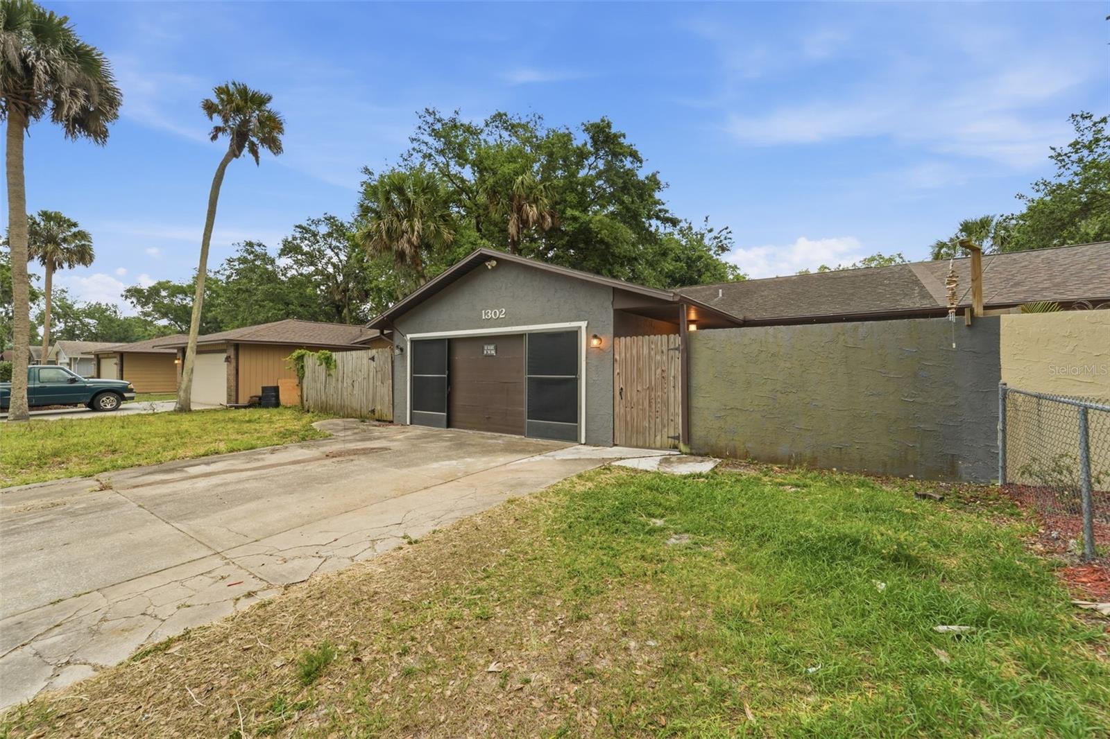 Single Family Residence in EDGEWATER, FL - Daniel Dourado