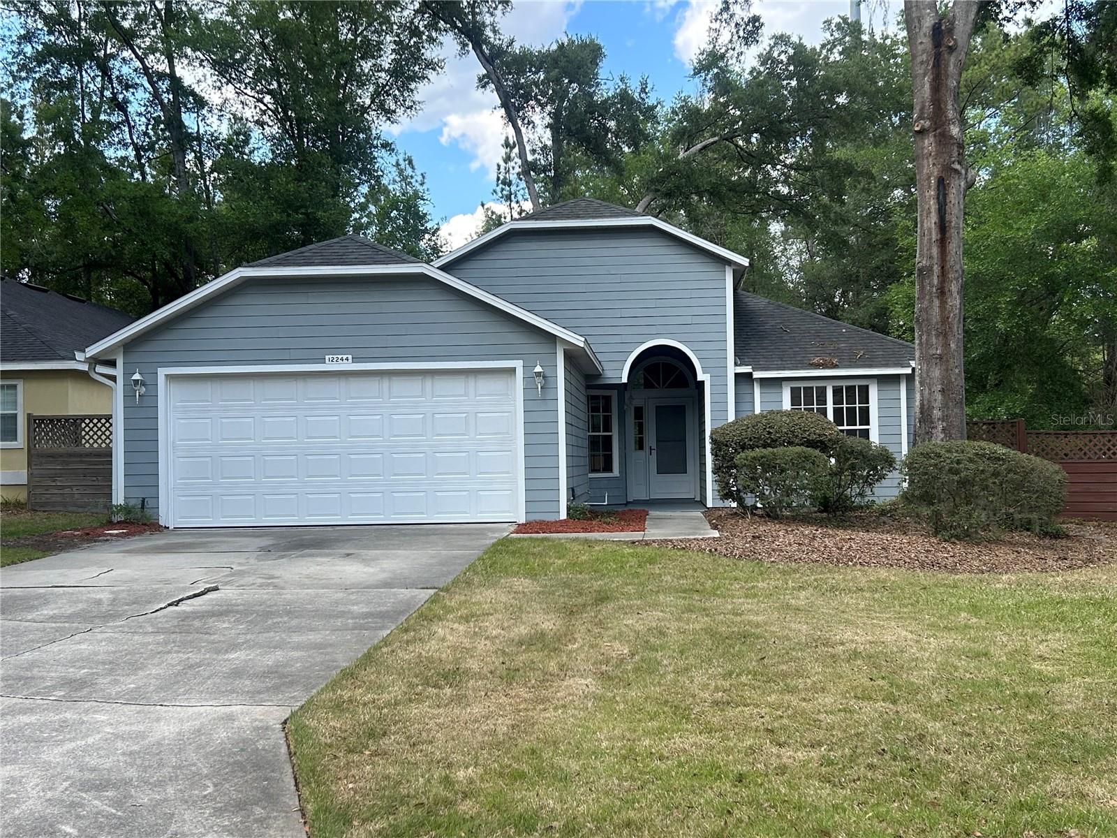 Single Family Residence em NEWBERRY, FL - Daniel Dourado