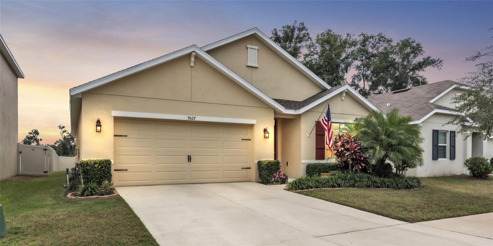 Single Family Residence in THONOTOSASSA, FL - Daniel Dourado