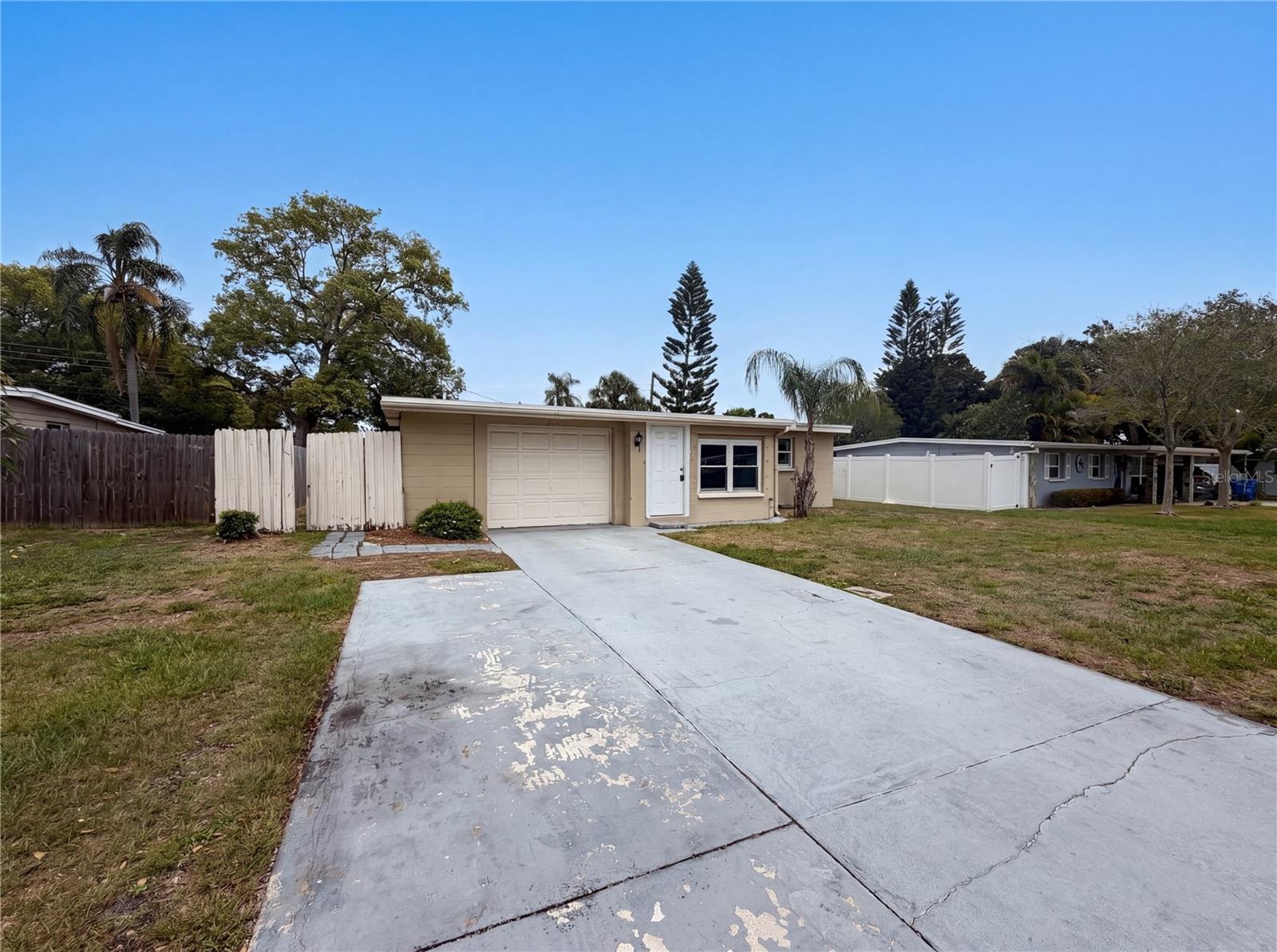 Single Family Residence in LARGO, FL - Daniel Dourado