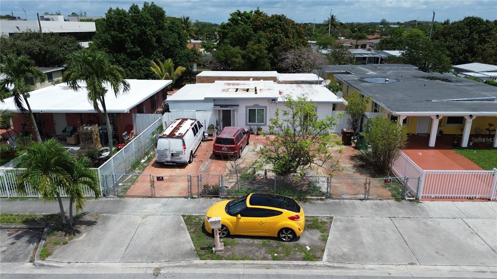 Single Family Residence in HIALEAH, FL - Daniel Dourado
