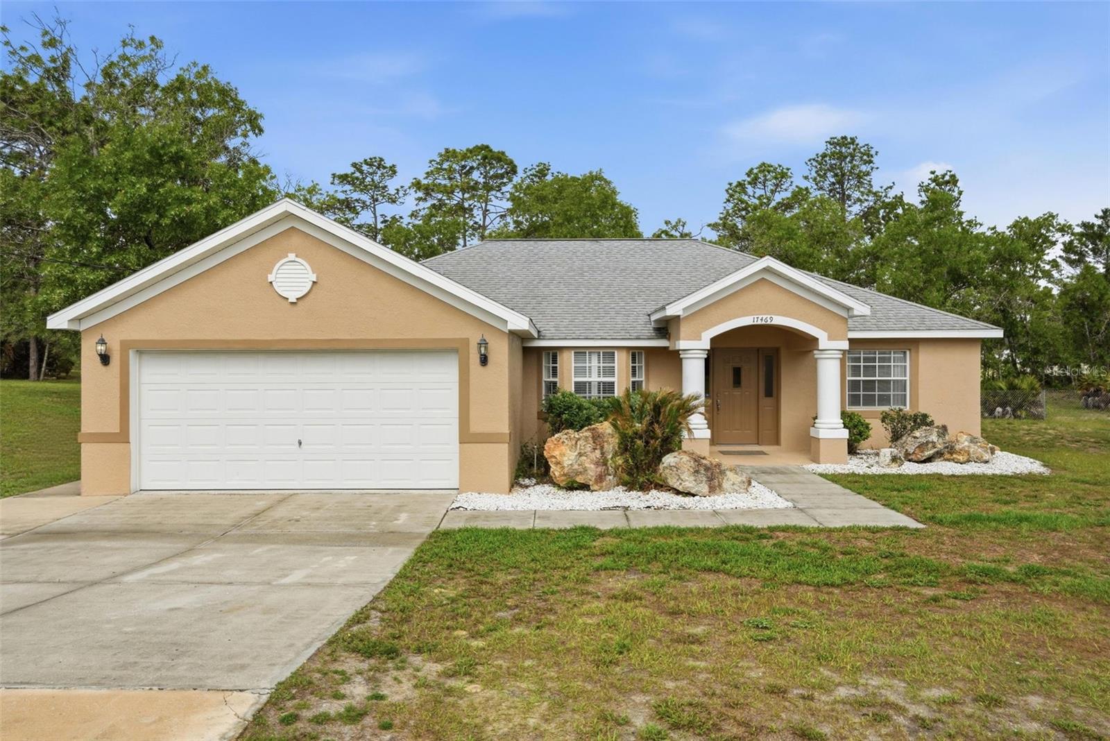 Single Family Residence in WEEKI WACHEE, FL - Daniel Dourado