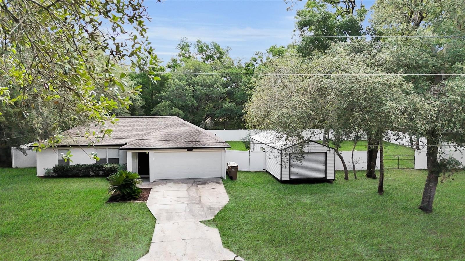 Single Family Residence in LADY LAKE, FL - Daniel Dourado