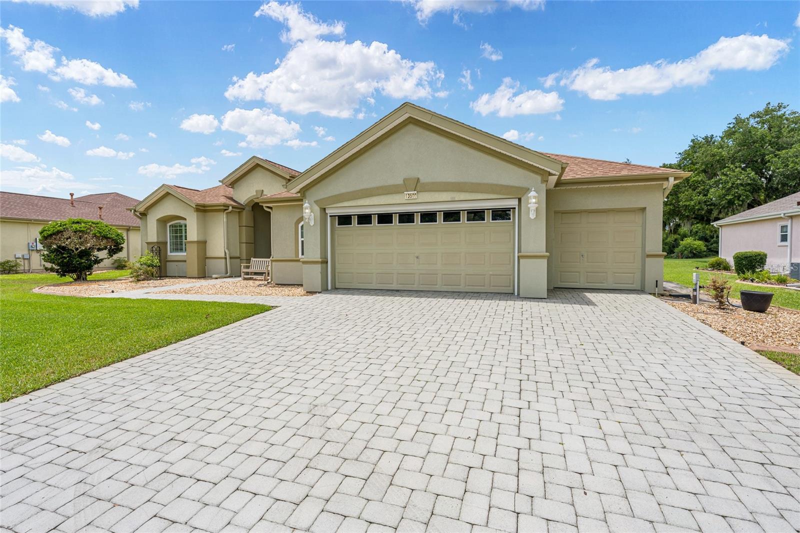 Single Family Residence in SUMMERFIELD, FL - Daniel Dourado