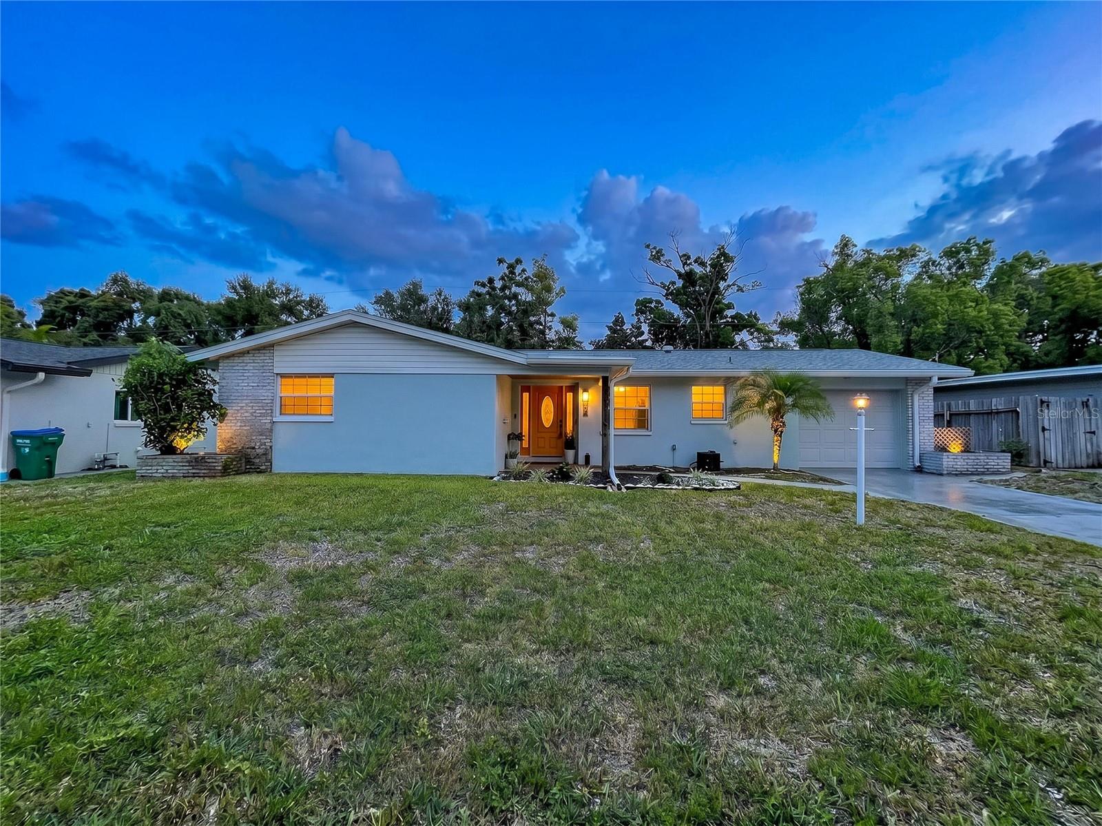 Single Family Residence in SEMINOLE, FL - Daniel Dourado