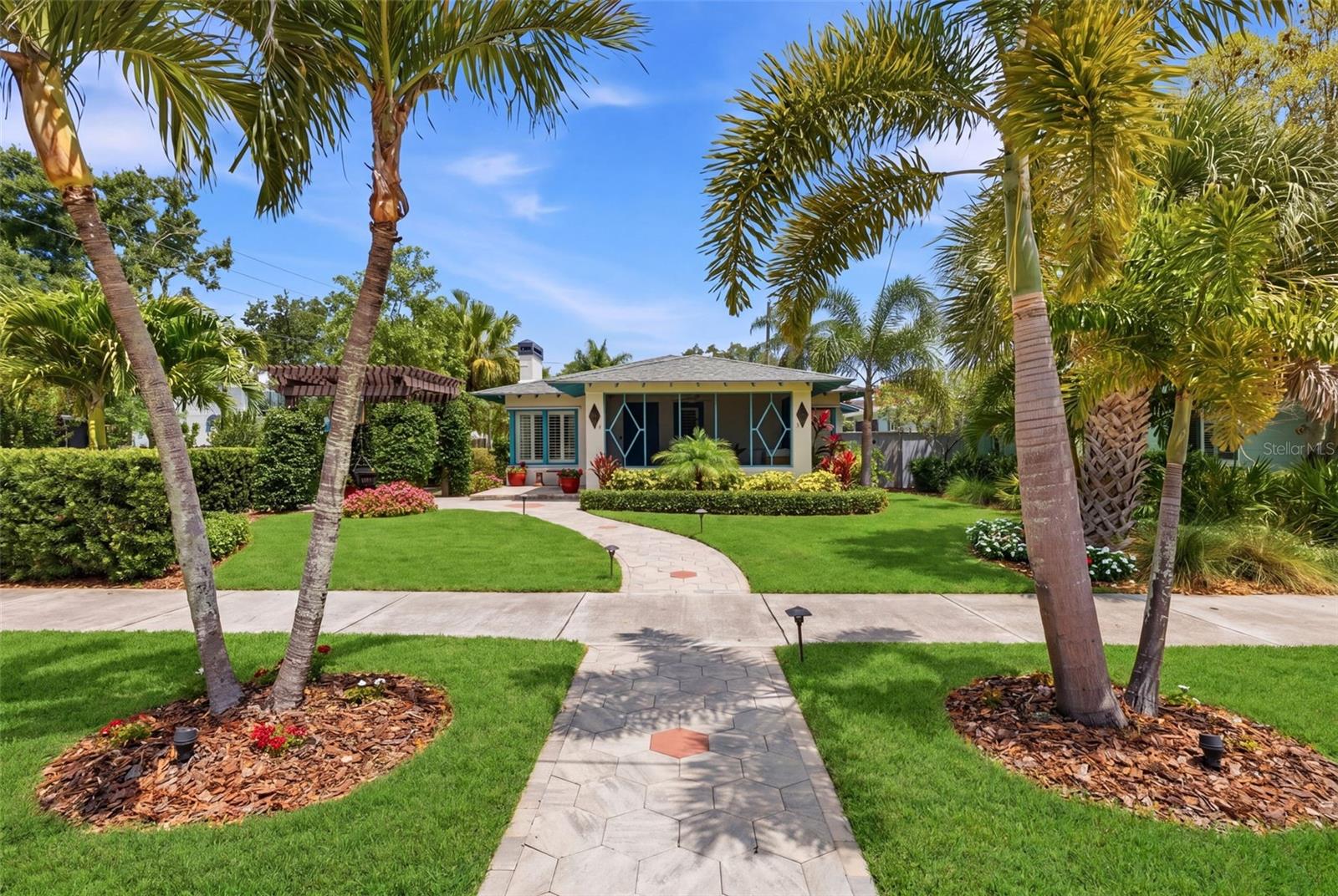 Single Family Residence em ST PETERSBURG, FL - Daniel Dourado