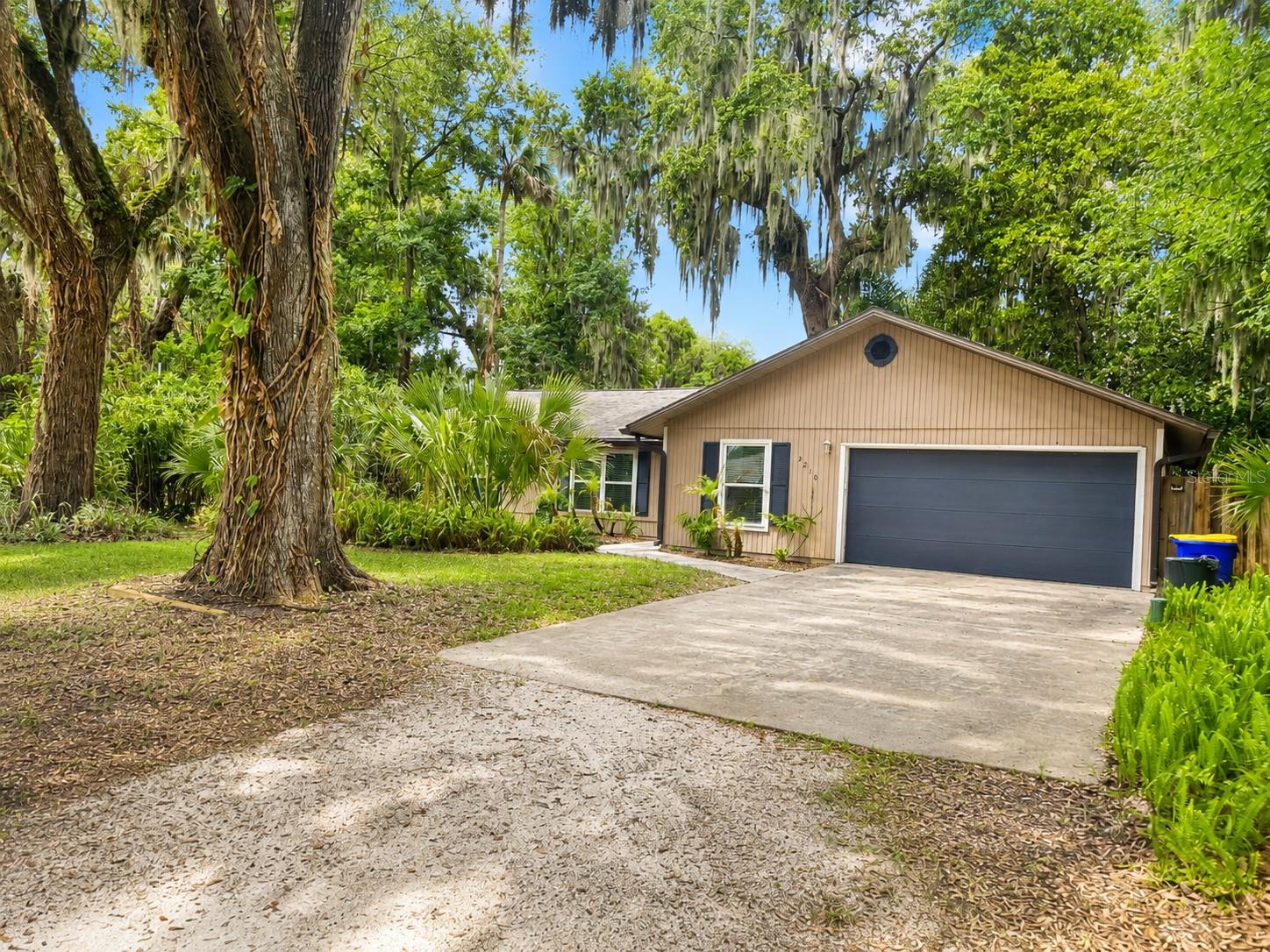 Single Family Residence in EDGEWATER, FL - Daniel Dourado