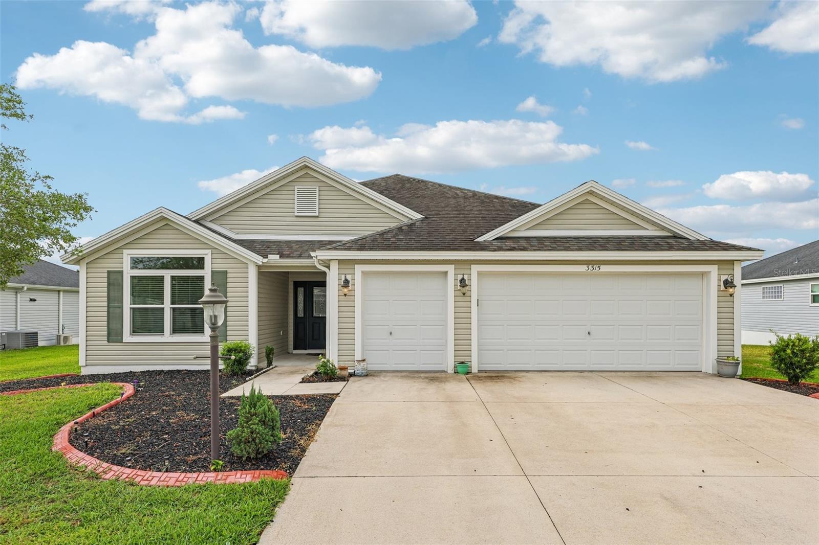 Single Family Residence em OXFORD, FL - Daniel Dourado