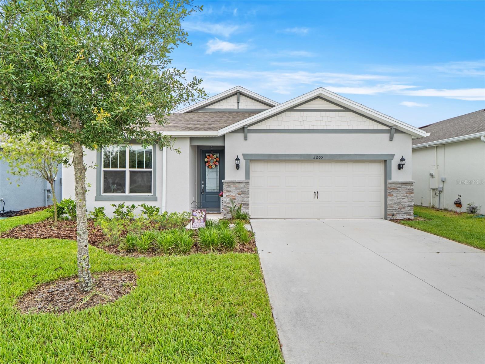Single Family Residence in DELAND, FL - Daniel Dourado