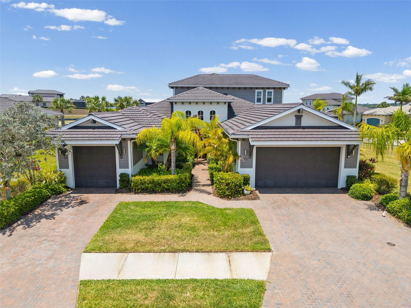 Single Family Residence in BRADENTON, FL - Daniel Dourado