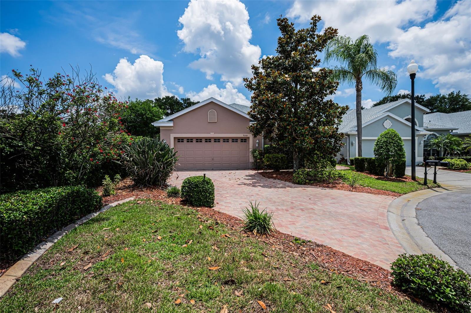 Single Family Residence in TRINITY, FL - Daniel Dourado