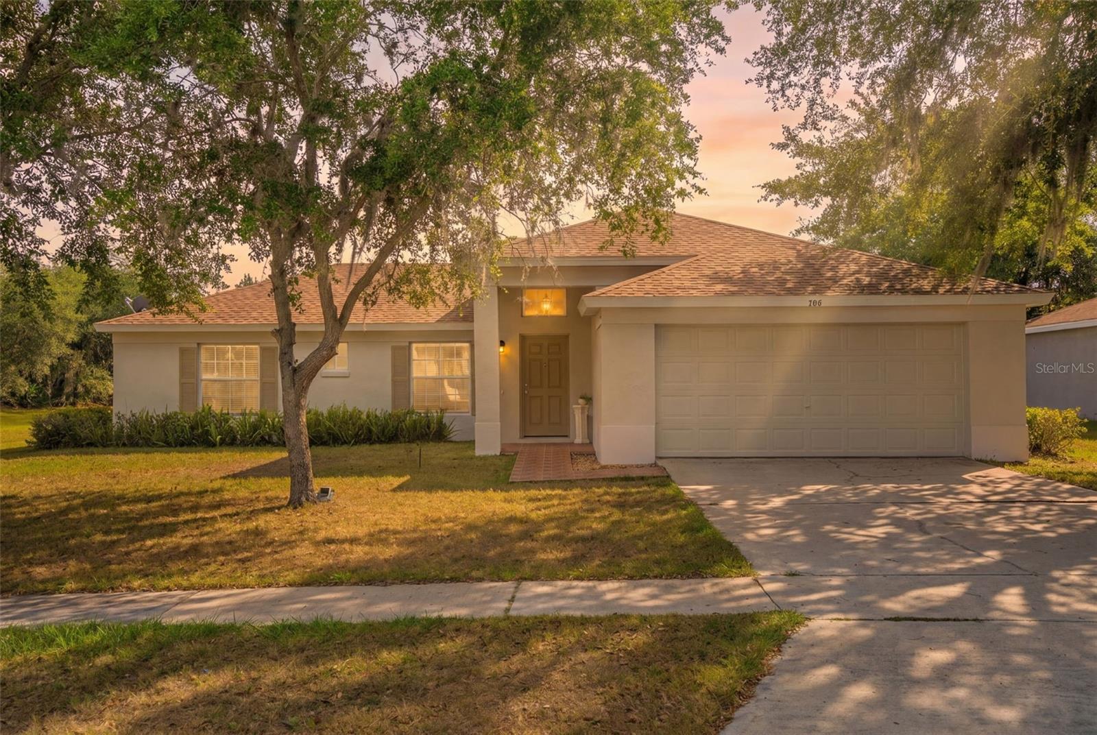 Single Family Residence in DELTONA, FL - Daniel Dourado