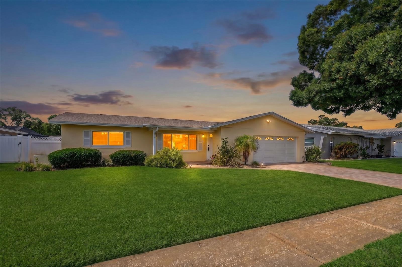 Single Family Residence in SEMINOLE, FL - Daniel Dourado