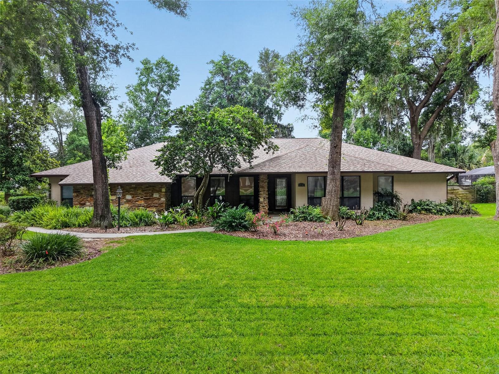 Single Family Residence in MOUNT DORA, FL - Daniel Dourado