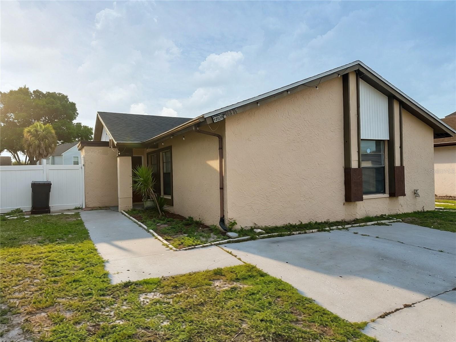 Single Family Residence in TAMPA, FL - Daniel Dourado