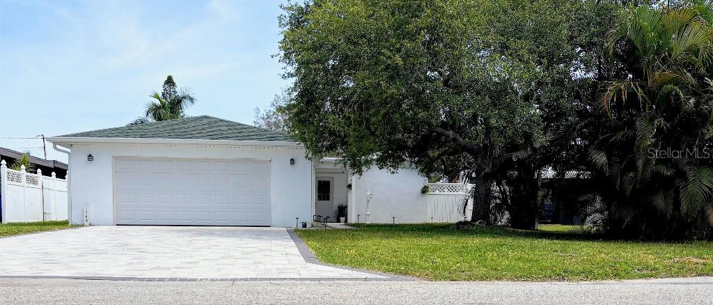 Single Family Residence in ST PETERSBURG, FL - Daniel Dourado