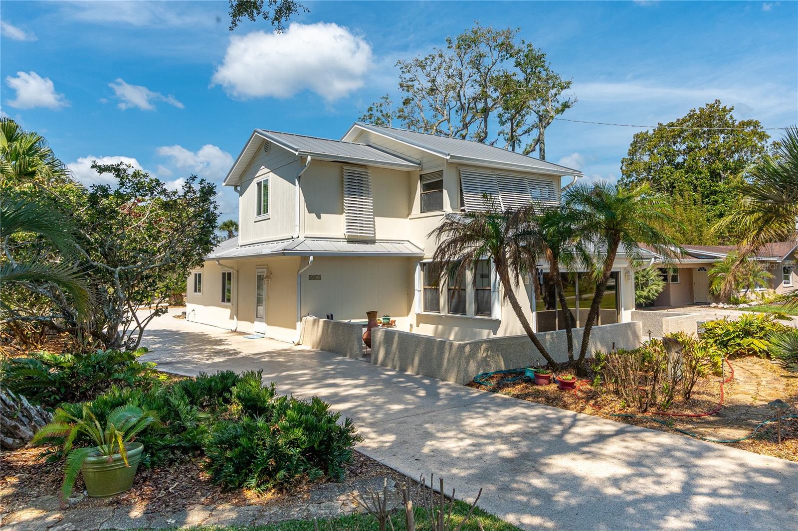 Single Family Residence in EDGEWATER, FL - Daniel Dourado