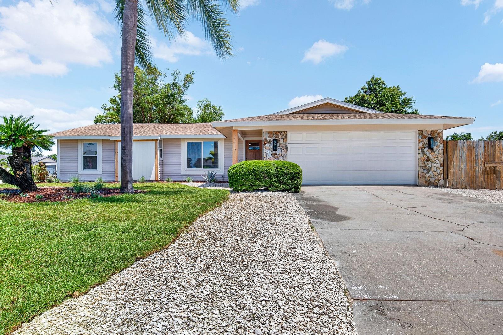 Single Family Residence in BRADENTON, FL - Daniel Dourado