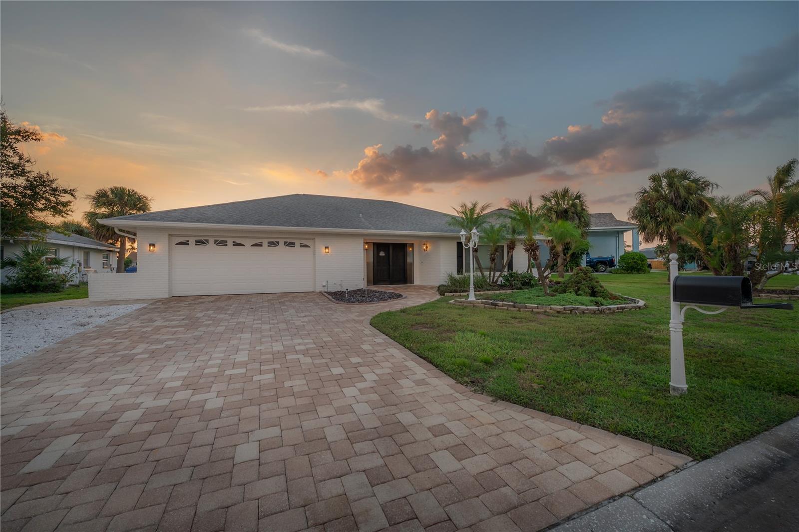 Single Family Residence in APOLLO BEACH, FL - Daniel Dourado
