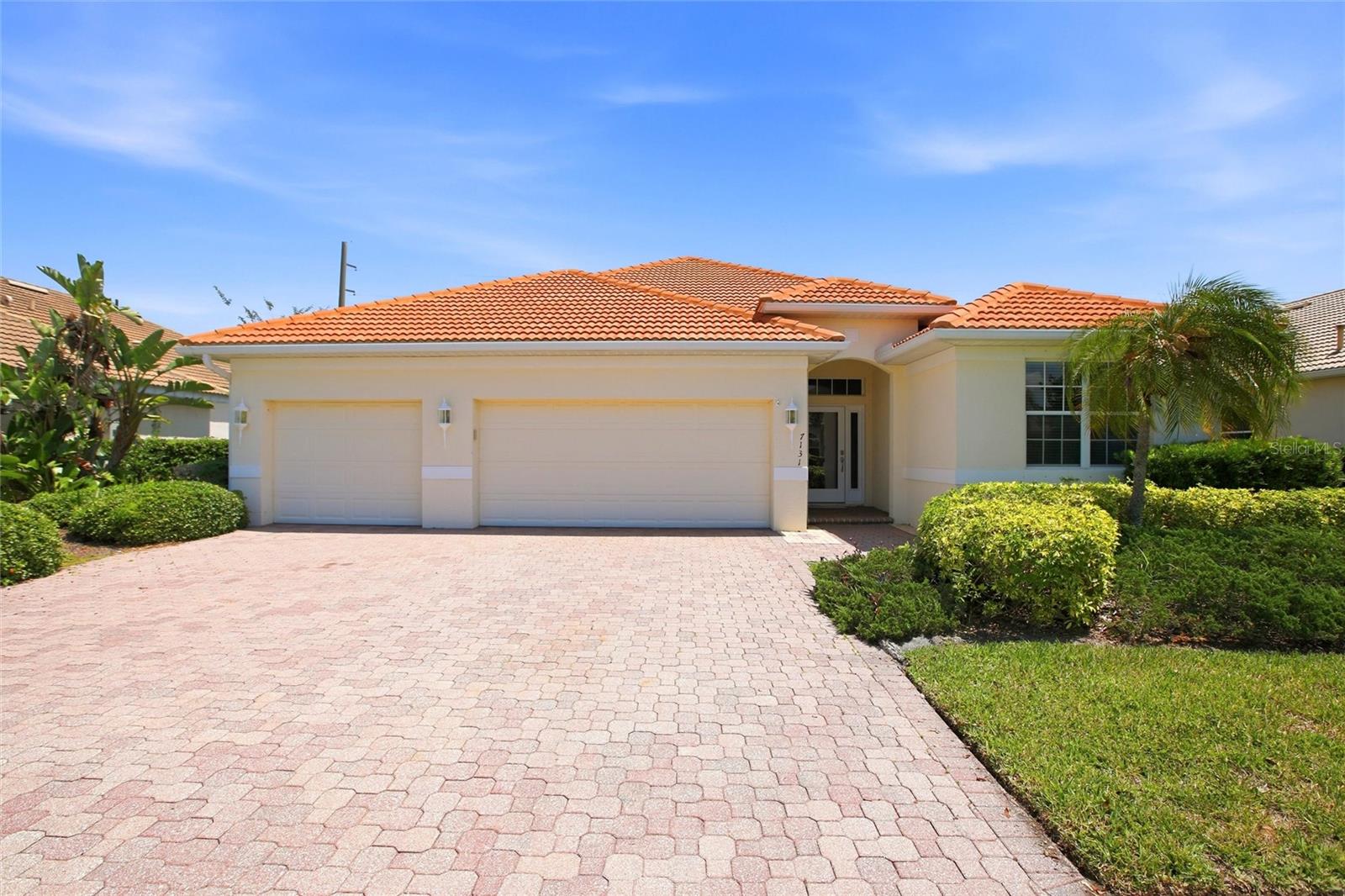 Single Family Residence in BRADENTON, FL - Daniel Dourado