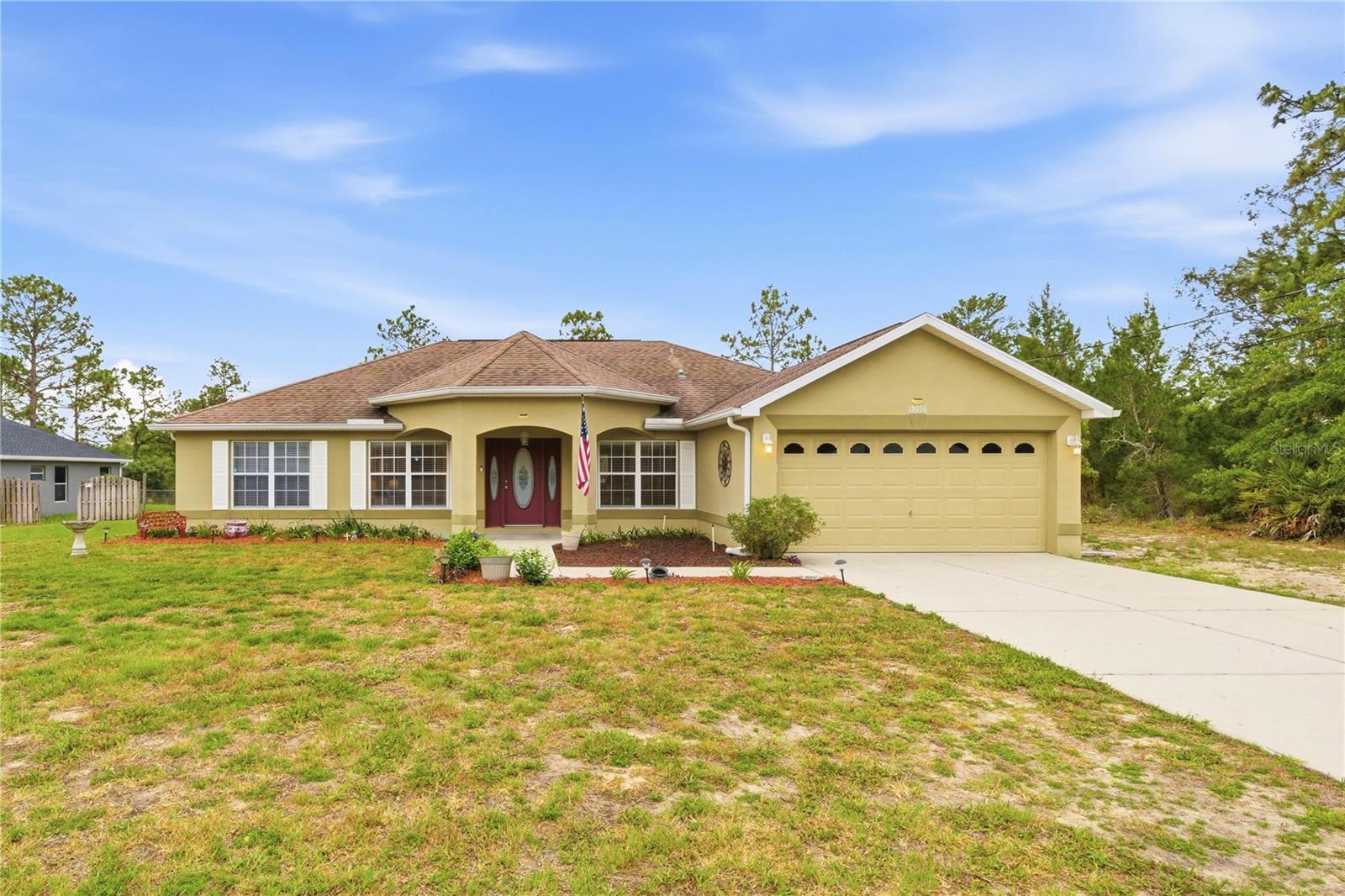 Single Family Residence in WEEKI WACHEE, FL - Daniel Dourado