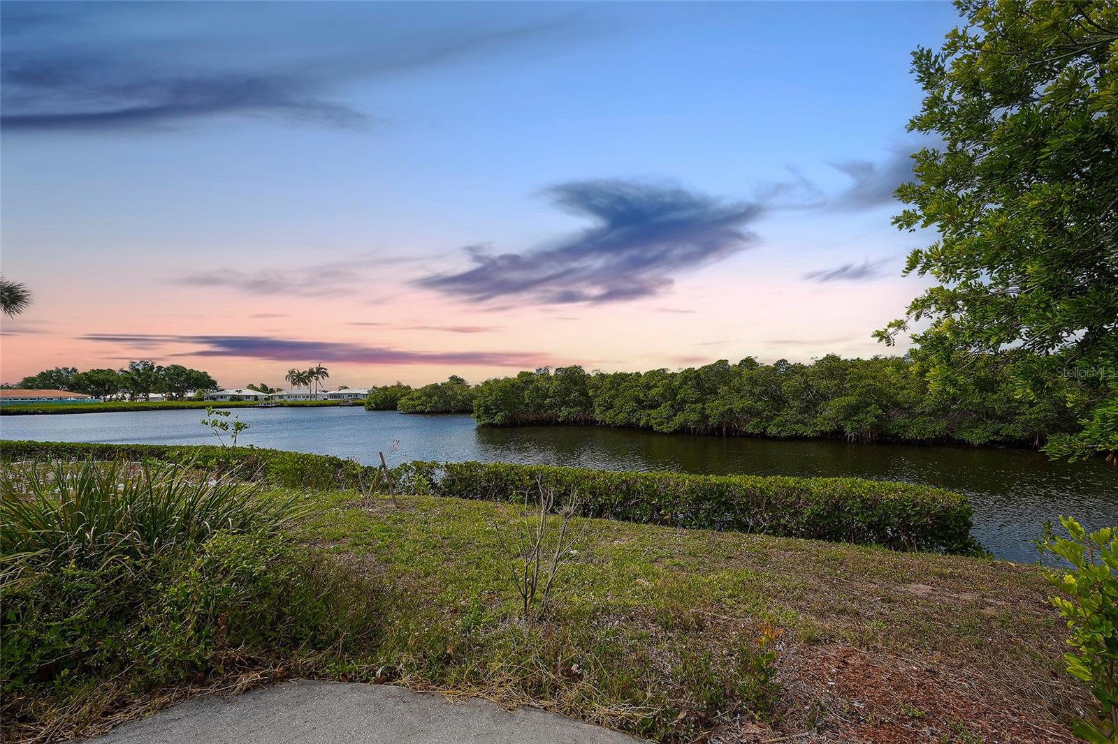 Single Family Residence in BRADENTON, FL - Daniel Dourado
