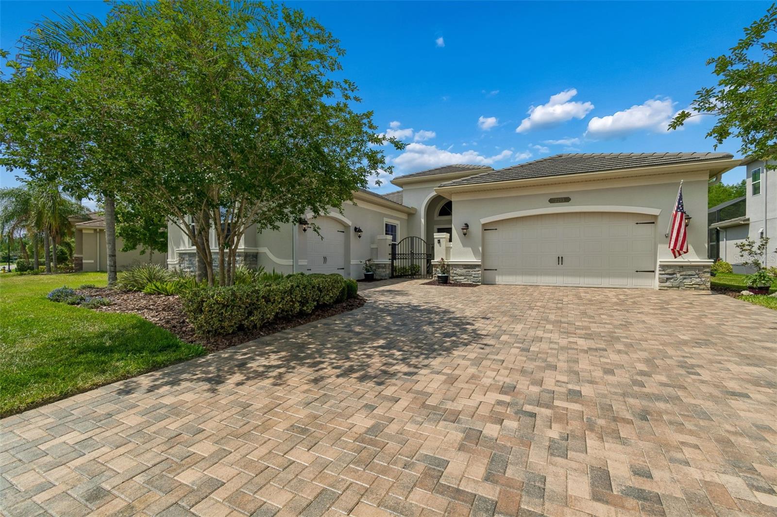 Single Family Residence in WESLEY CHAPEL, FL - Daniel Dourado