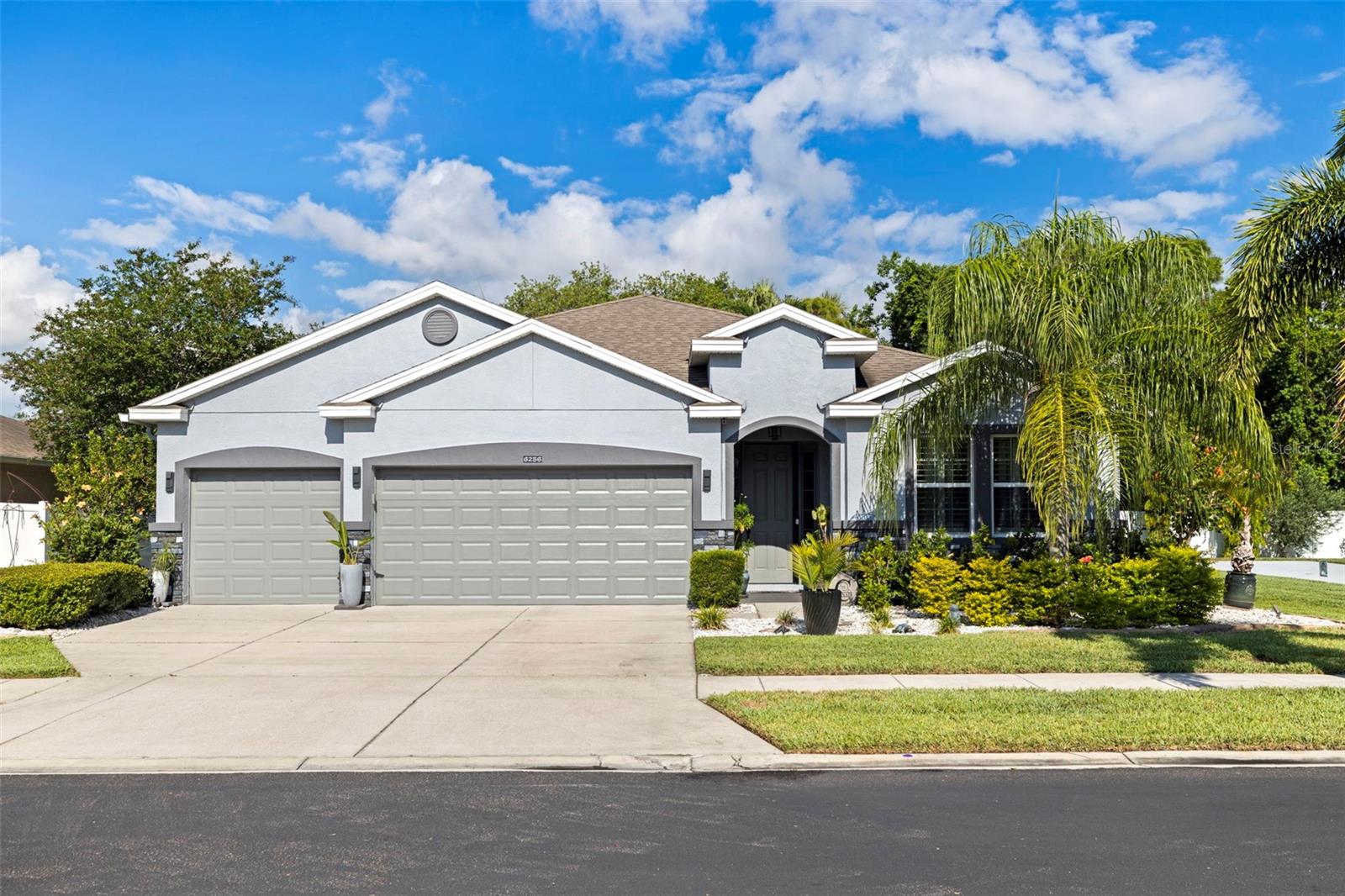 Single Family Residence in PINELLAS PARK, FL - Daniel Dourado