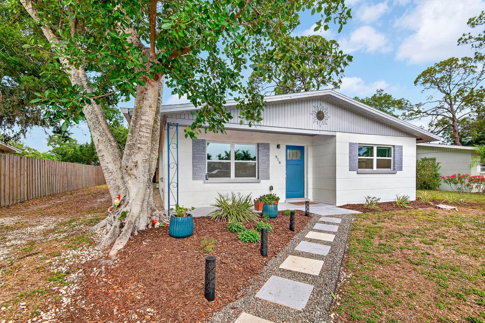 Single Family Residence in SARASOTA, FL - Daniel Dourado