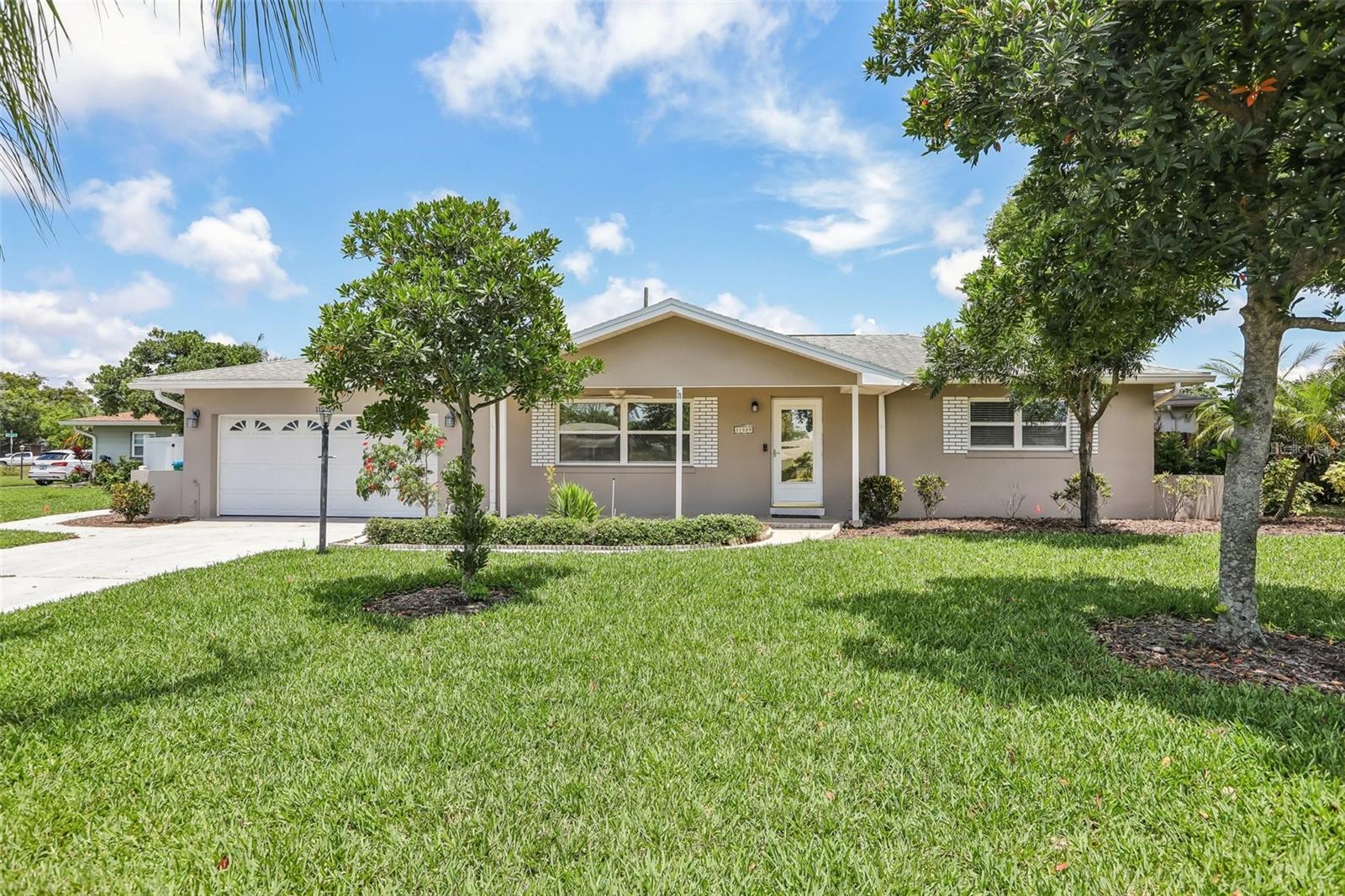 Single Family Residence in SEMINOLE, FL - Daniel Dourado