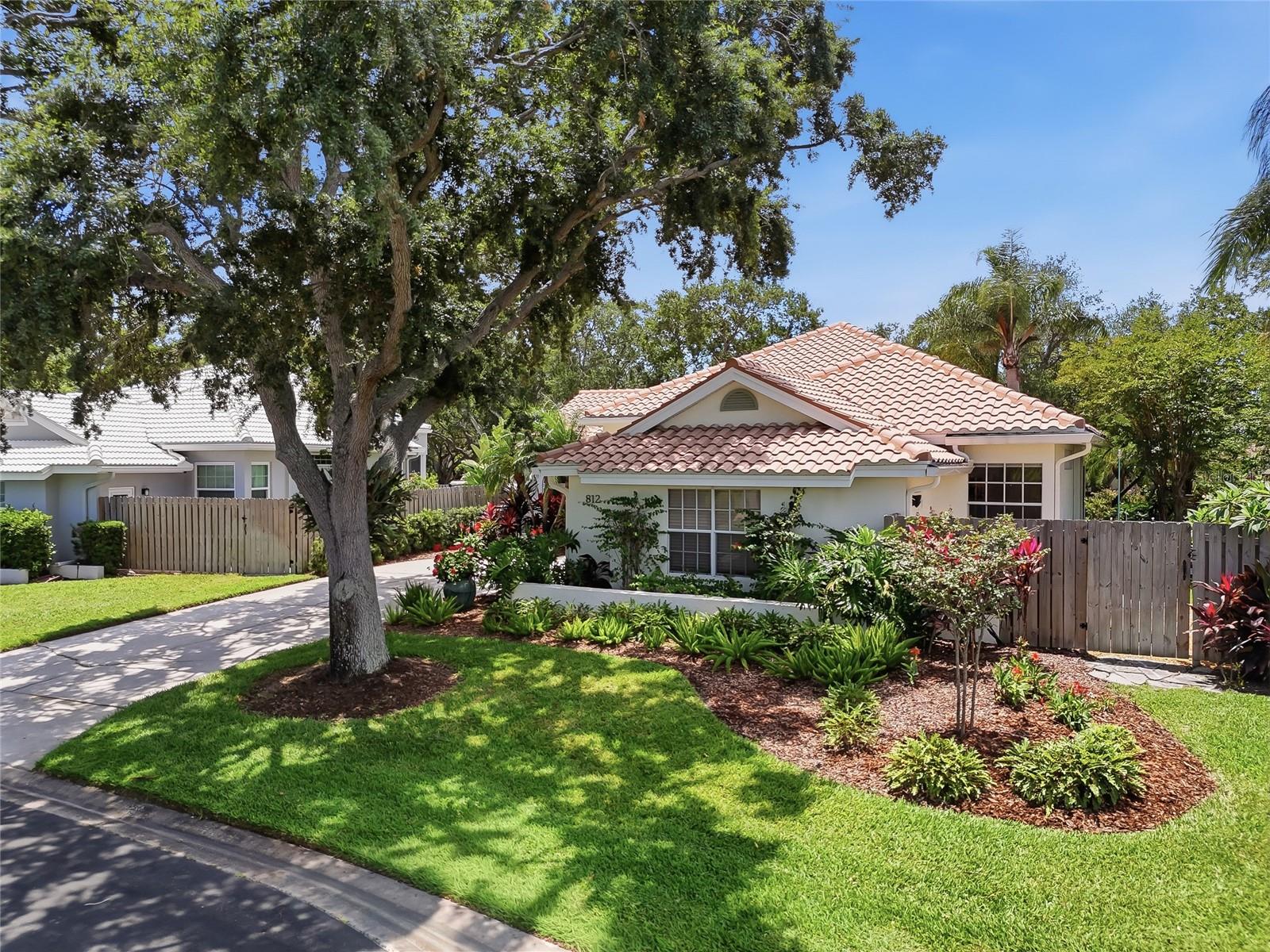 Single Family Residence em ST PETERSBURG, FL - Daniel Dourado