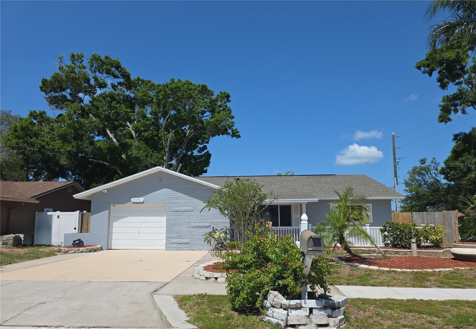 Single Family Residence in SEMINOLE, FL - Daniel Dourado