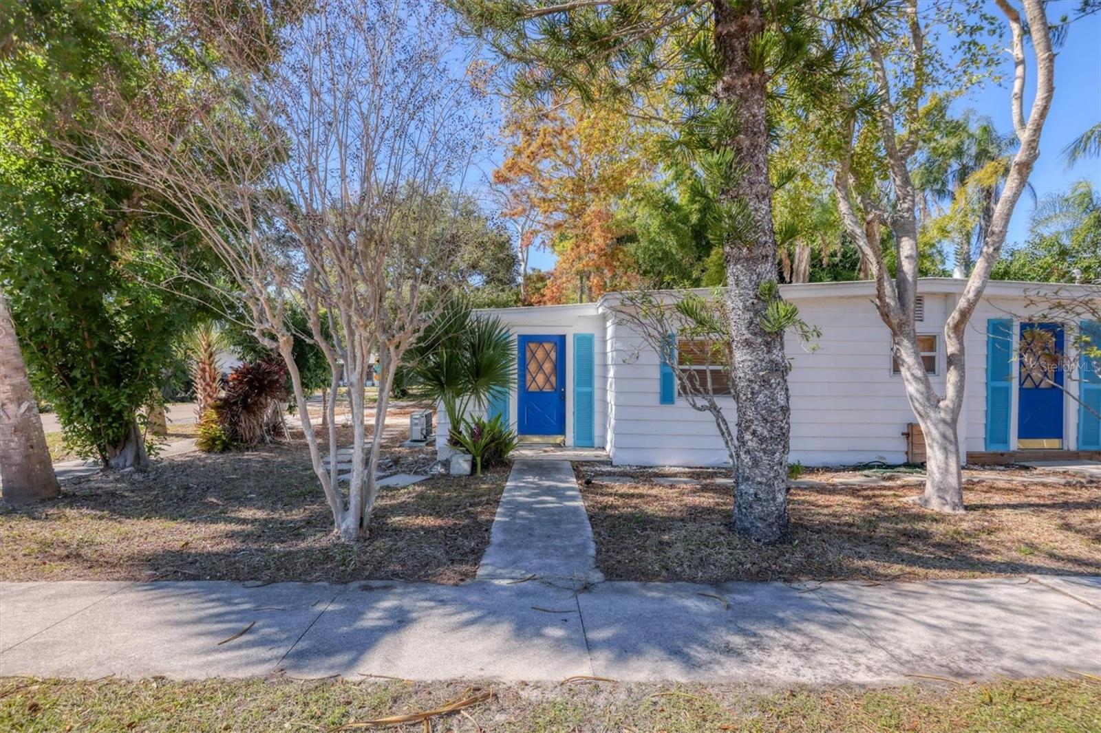 Single Family Residence in SARASOTA, FL - Daniel Dourado