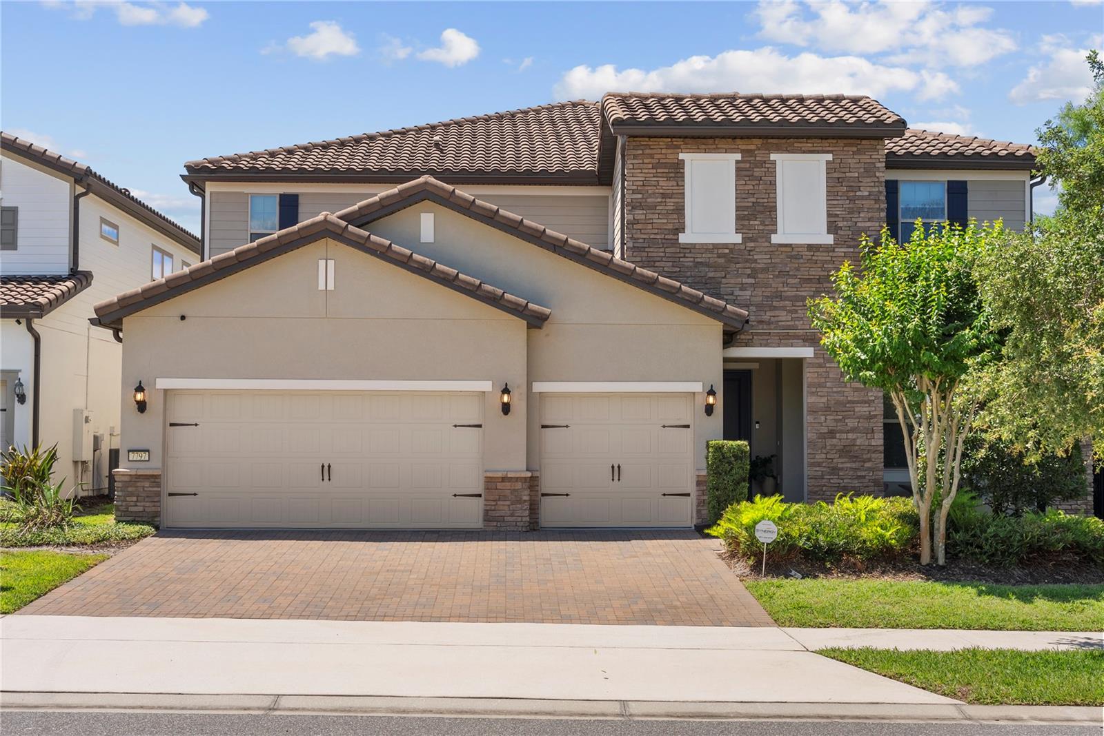 Single Family Residence in ORLANDO, FL - Daniel Dourado