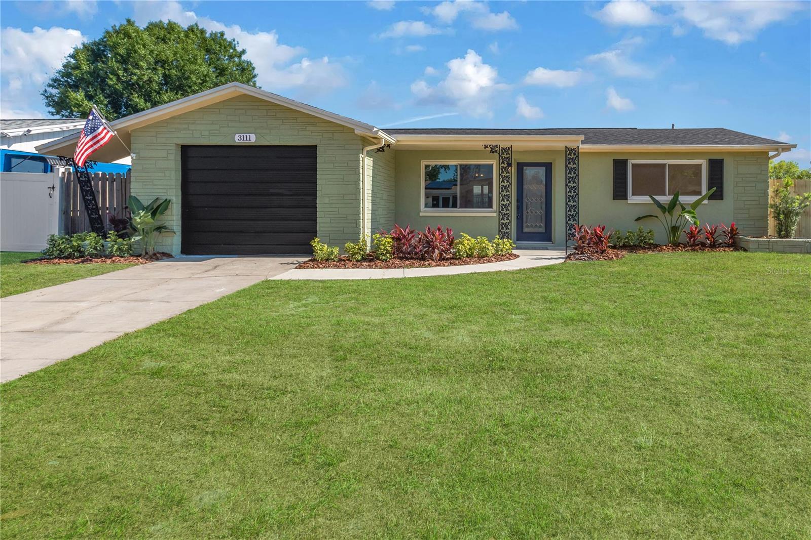 Single Family Residence in HOLIDAY, FL - Daniel Dourado